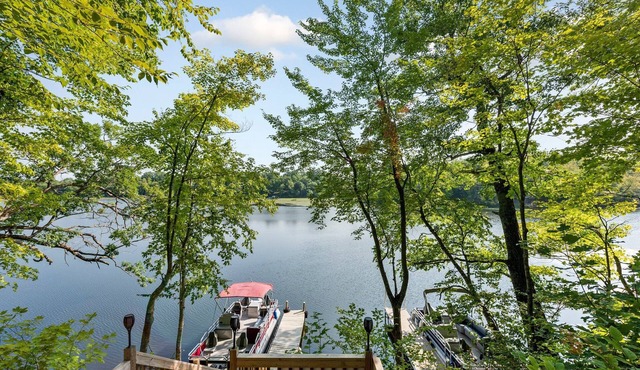 Newer Constructed Lakeside Lodge! Pontoon Rental! Waterfront 4 bedrooms, 2 baths
