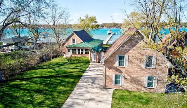 Newer Cottage on the Lake, ample space for boats