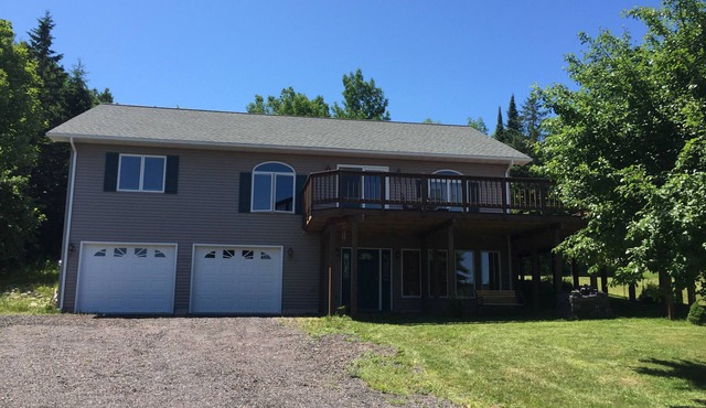 Newer home-4 Seasons-Canal Views-Fireplace-Huge Deck-Great Location in Houghton