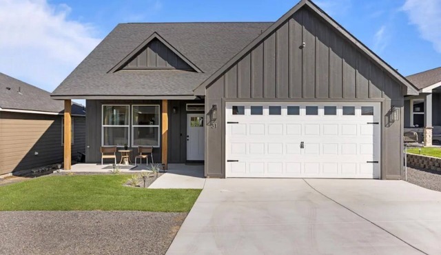 NEWER Home-HotTub 3 bd. Golf Course-Lake View!