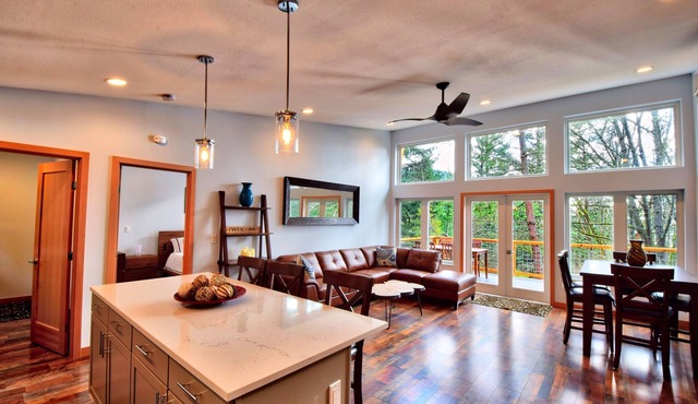 Newer Home - NW Modern w/Hot Tub near Rosario