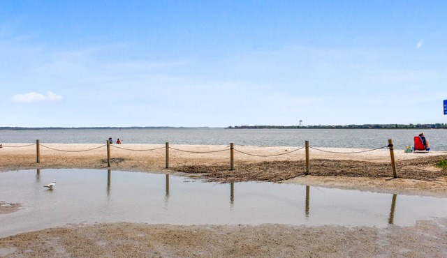 Newer Home Walking/Biking Distance to Sands Beach and Port Royal Attractions!