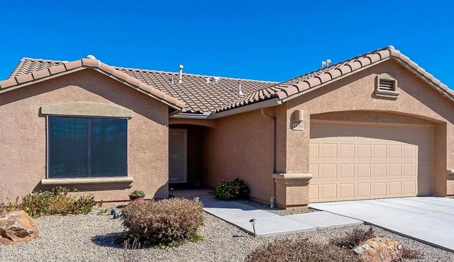 Newer home with 2 car garage less than 30 minutes from Tucson airport