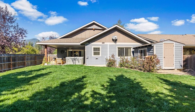 Newer home with private hot tub, great back patio, fireplace & AC - near skiing