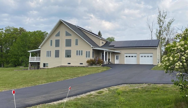 Newer house for quiet groups, great views near Cornell and Ithaca downtown, 6-11