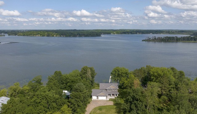 Newer Lakehouse on 100ft of Shoreline