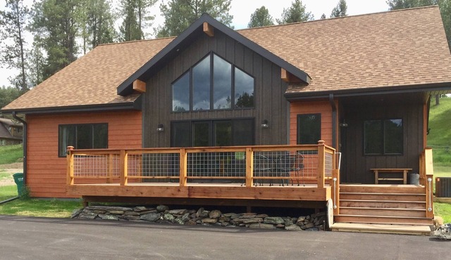 Newer Modern Lodge! Central Black Hills, 4 bdrms/2 baths-15 min. to Mt. Rushmore