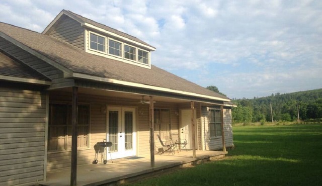 Newer, quiet, spacious country home, great for relaxing or as a travel hub
