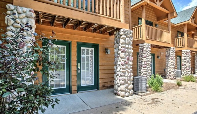 Newer Rustic WiFi Villa by Starved Rock sleeps 7. A guest favorite!