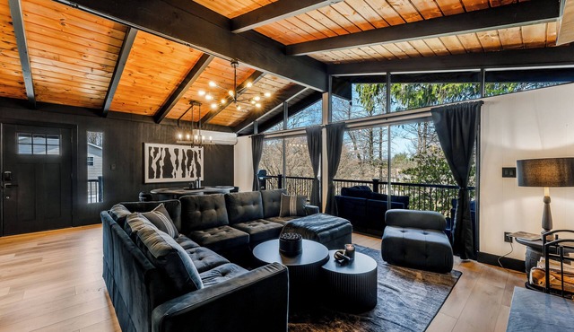 Newest BLVCK Cabin 4 w/Pool & Hot tub & Outdoor TV