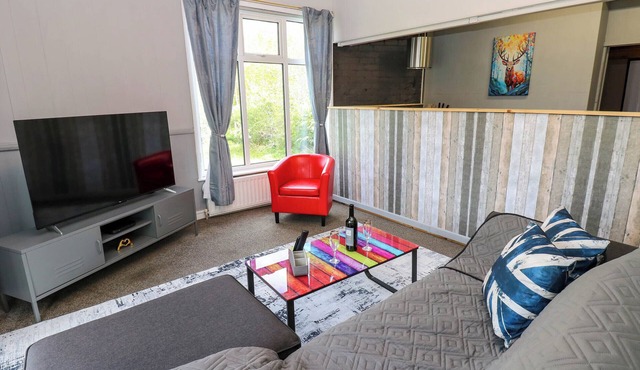 NEWFIELD APARTMENT, pet friendly in Bishop Auckland