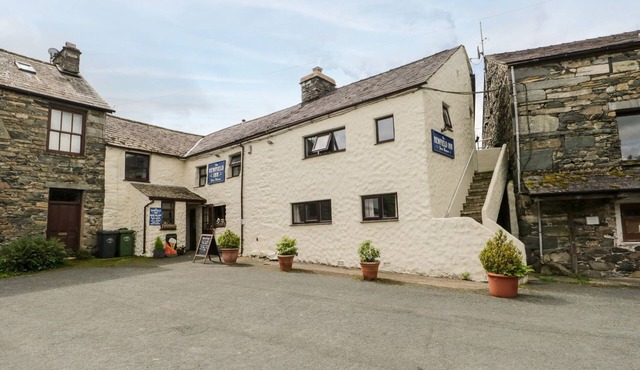 NEWFIELD APARTMENT 2, pet friendly in Broughton-In-Furness