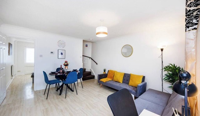Newham Excel E16 - 2 bed 1 bath House w Parking