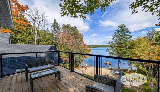 Newly renovated, 4 + 1 bdrm, 2 bath, Turtle Lake, Sand Beach, Privacy!