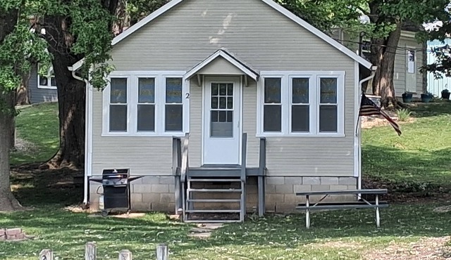 Newland's Resort: Cozy Channel Front Cottage #2 on Indian Lake with a boat dock