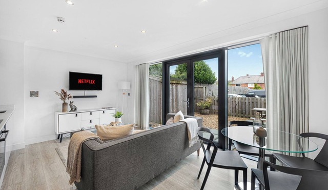 NEWLAND SUITE, pet friendly, with a garden in Chester