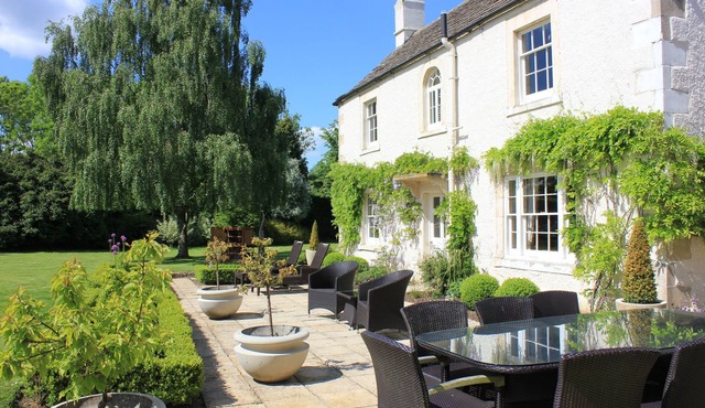 Newleaze Farm is an impressive family farmhouse with a large garden in a private rural setting.