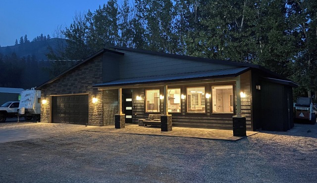 Newley built modern home. Close to lakes and down town food and restaurants.