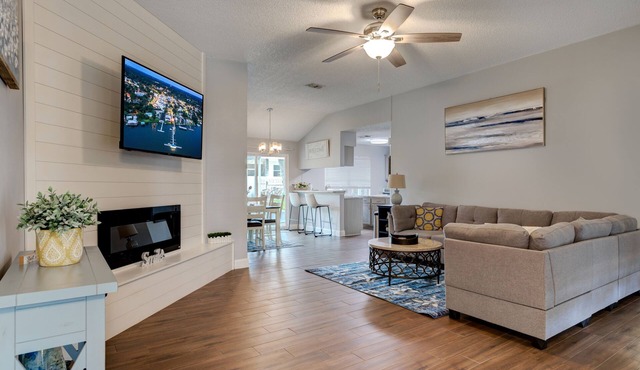 Newley Remodeled and Furnished, Cozy House 5 Minutes From Downtown!