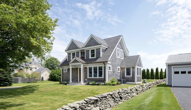 Newley remodeled home w/easy access to Newport