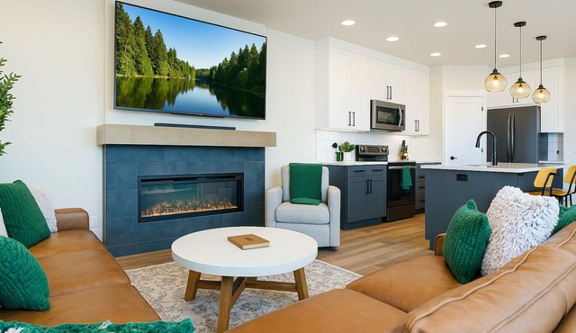 NewLuxury Home/HotTub/6Bed/PrivatePatio/Fireplace