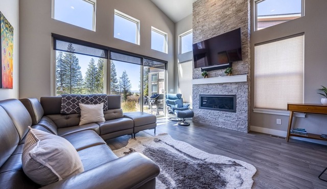 NEWLY beautiful duplex @ Rendezvous. Minutes to town & resort & AMAZING VIEWS