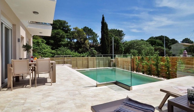 Newly Built 2-Bedroom Villa, A/C, Private Pool, 5 mins walk to Restaurants & Beach in Agios Georgios