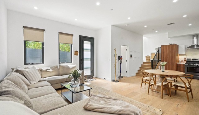 Newly Built 2 Bedroom 2.5 Bath House w/Modern Finishes Pet and Family Friendly