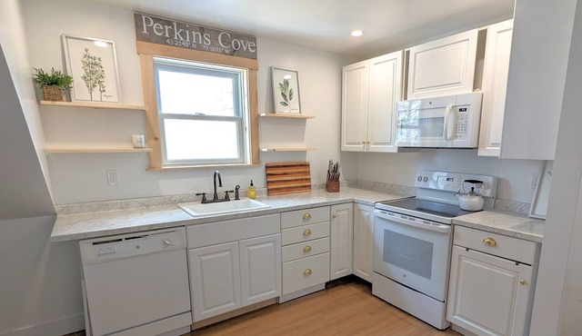 Newly built 2 bedroom apartment above garage- 5 minute walk to Perkins Cove