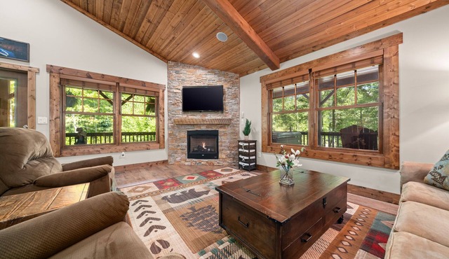 Newly Built 2019 ~ LUXURY cabin ~ 23 Acre Estate ~ Hot Tub ~ 8 miles to Downtown
