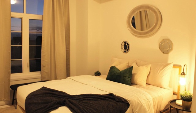 Newly Built 3-bedroom house with WiFi, Parking and AC 15 mins to the Falls