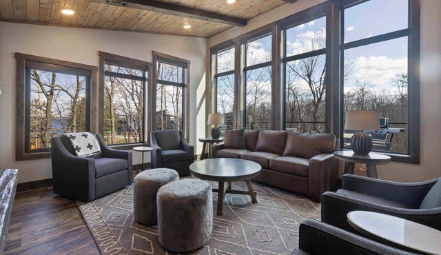 NEWLY BUILT:4 BD Woodsmoke Cabin Retreat w/Rooftop Lake Views, Sleeps 10+