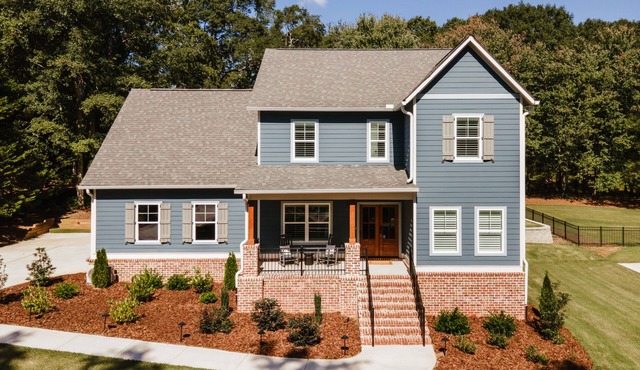 Newly Built 5 BR, 6 Miles to UGA, Fire Pit, Sauna, Game Room.