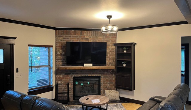 NEWLY BUILT CABIN 6 Minutes TO LAKE THUNDRBIRD EV CHARGER HOT TUB AND FIREPLACE