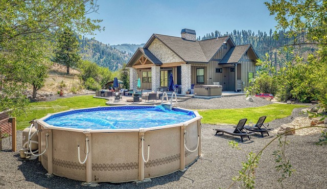 Newly built cabin with private 2 acres, pool & hot tub