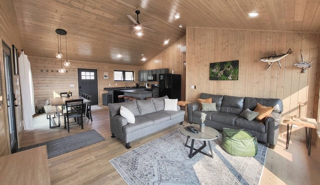 Newly Built Cedarpoint Cottage -Cozy and Relaxing on Jessie Lake -Pet Friendly