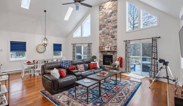 Newly Built Chalet - Hot Tub, Fire Pit, Mins to Ski, Pet-friendly