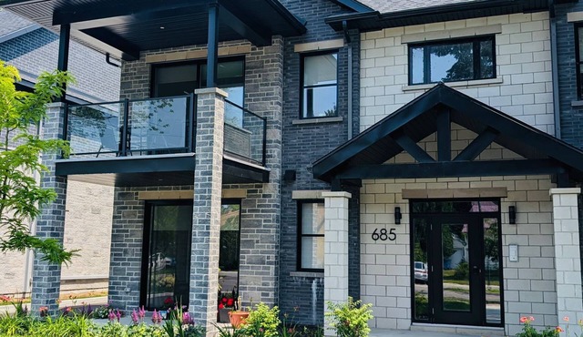 Newly built condo, with excellent natural light, 20 minutes from the airport.