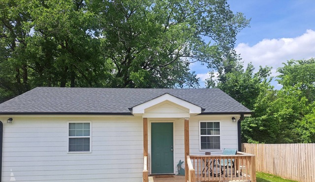 Newly built cottage in historical district close to walking trails and downtown.