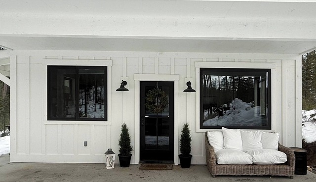 Newly built cozy retreat minutes from Whitefish