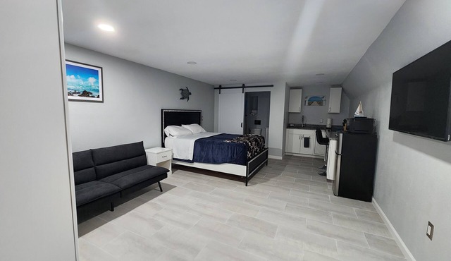 NEWLY BUILT COZY STUDIO A 7MINUTES FROM NOKOMIS BEACH!