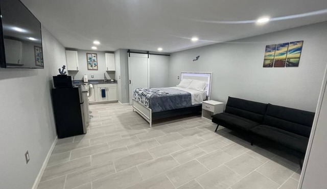 NEWLY BUILT COZY STUDIO B 7 MINUTES FROM NOKOMIS BEACH!