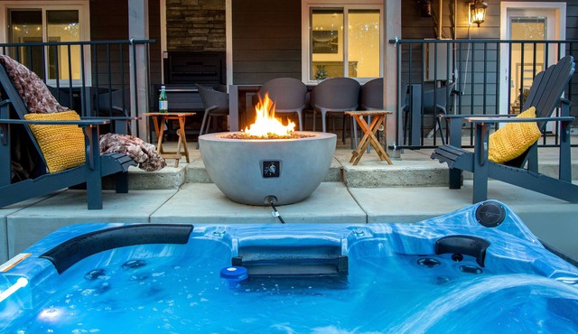 Newly-built duplex in Sierra Mountains, hot tub
