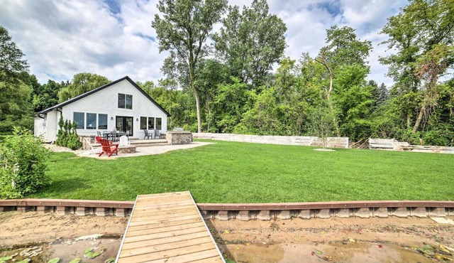 Newly Built Gilletts Lake Gem Dock and Hot Tub