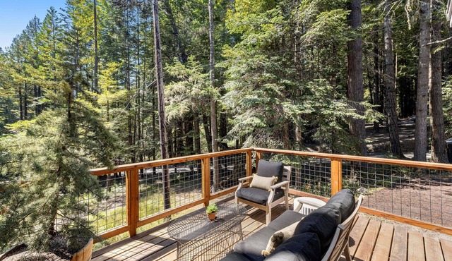 Newly built Gualala home with private hot tub among the redwoods