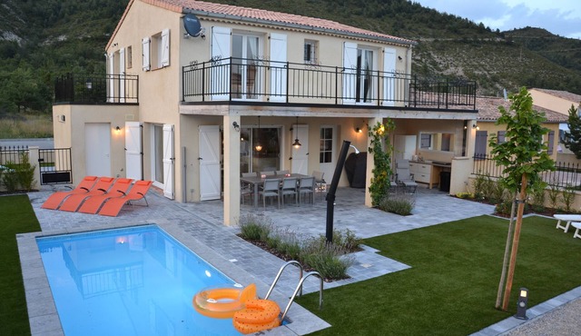 Newly built holiday home for 8 people, private swimming pool in Castellane South France