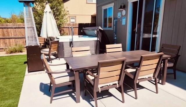 Newly built home near downtown Flagstaff, sleeps 8, large backyard and amenities