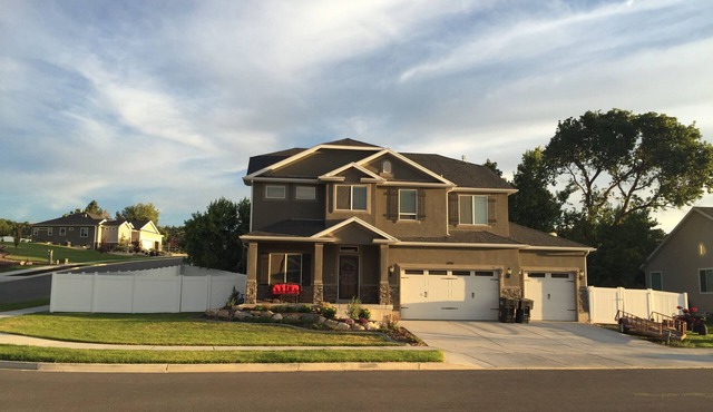 Newly Built Home With 6 Bed/3.5 Bath! 15 minutes to Lagoon, HAFB, and Snowbasin!