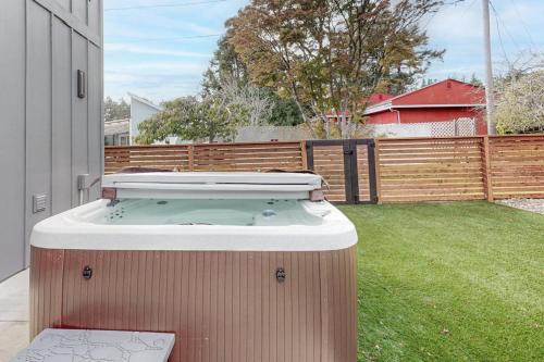 Newly built home with hot tub & great backyard - walk to the river Old Town