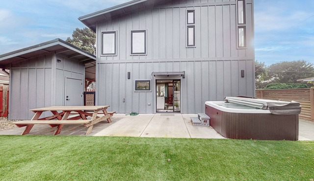 Newly built home with hot tub & great backyard - walk to the river, Old Town